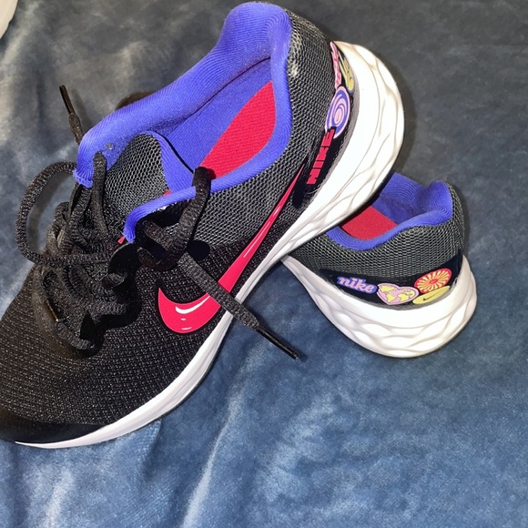 New Nike shoes - Picture 2 of 5